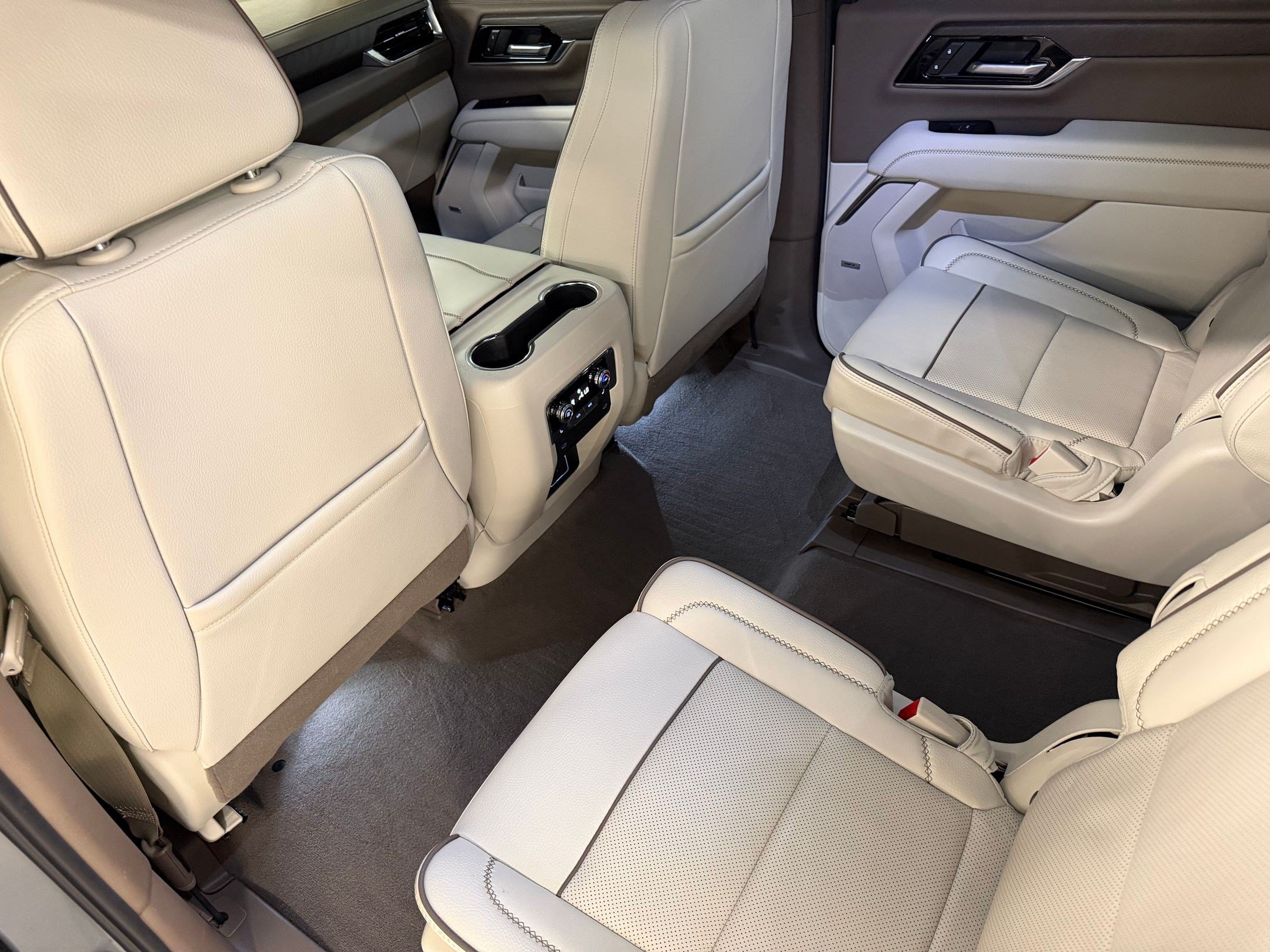Used 2025 GMC Yukon XL Denali AWD/4WD image 29