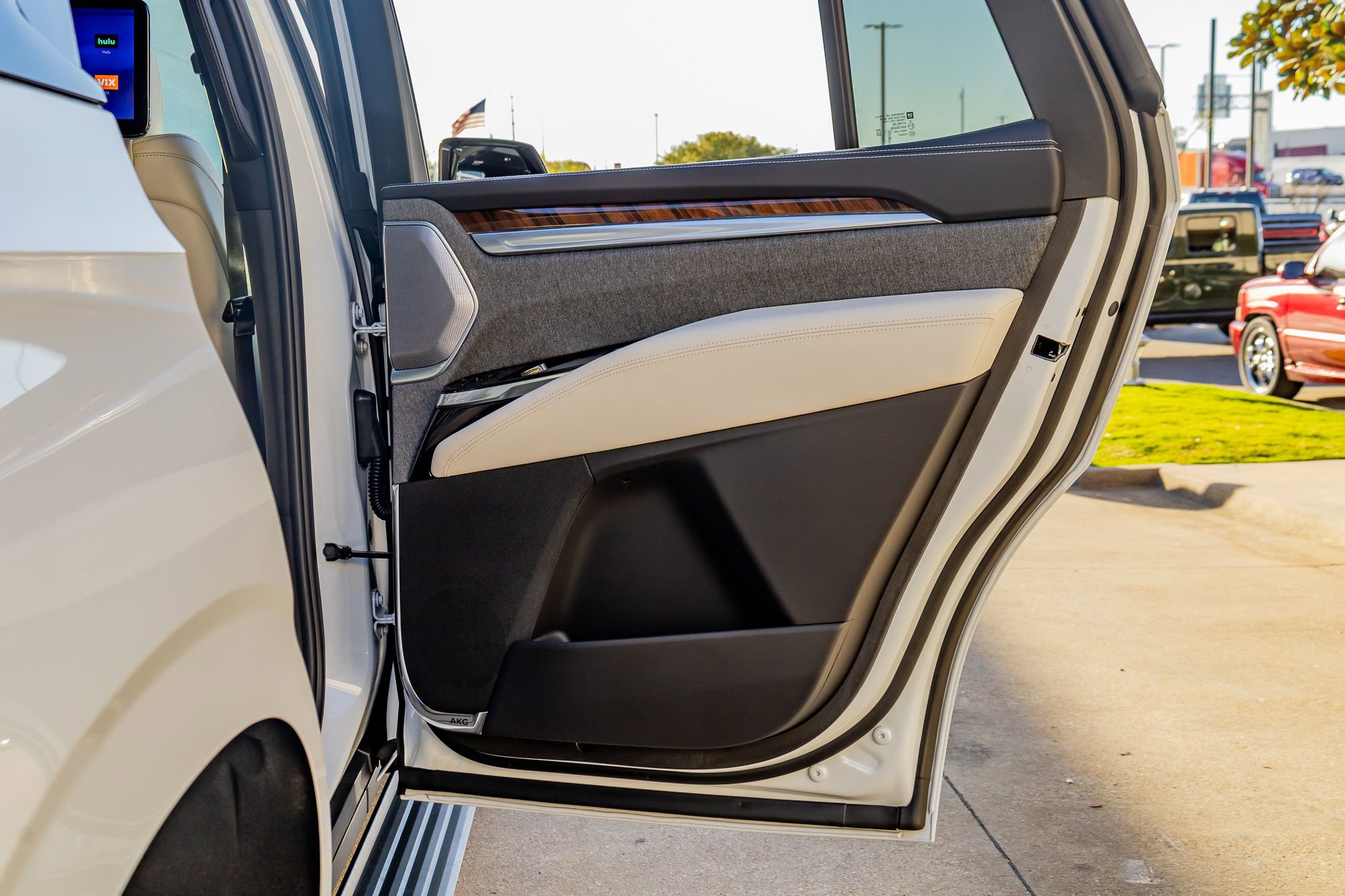 Used 2026 Cadillac Escalade Platinum Sport w/ LPO, ONYX Package image 39