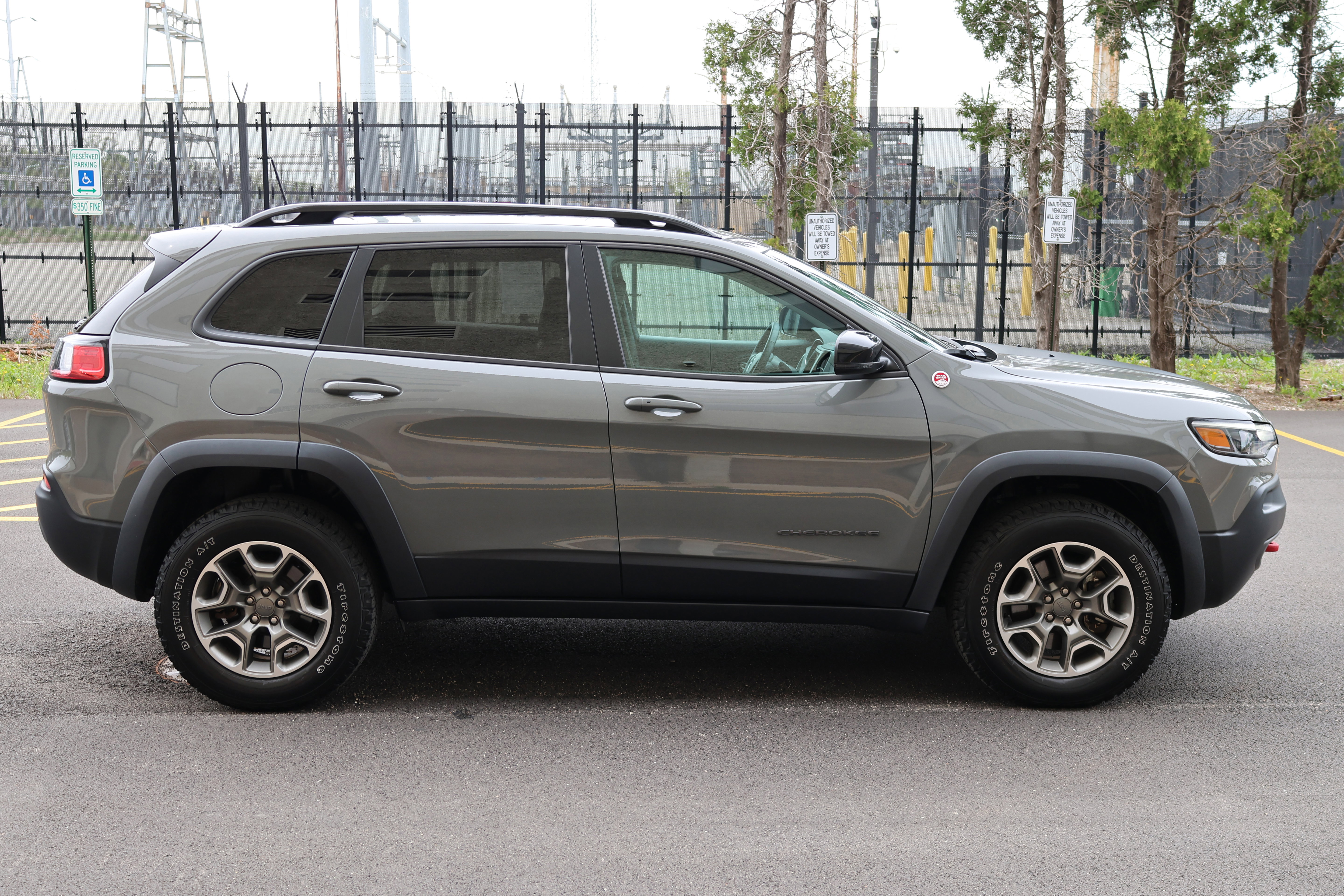 Used 2022 Jeep Cherokee Trailhawk AWD/4WD image 2