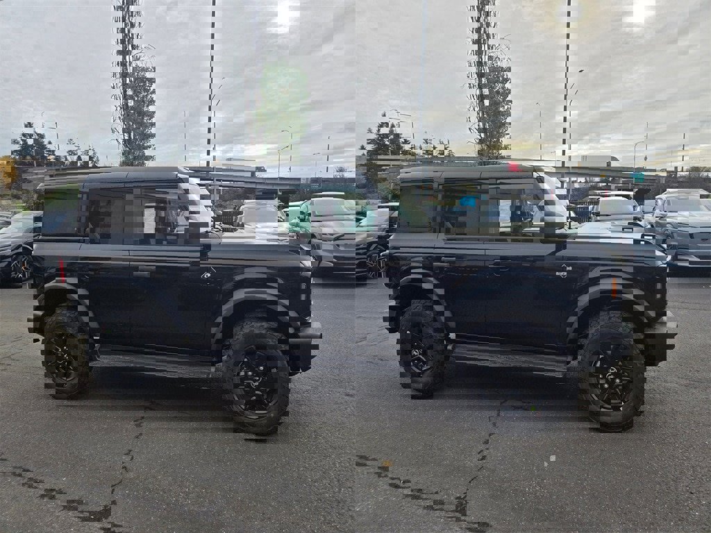 New 2025 Ford Bronco Outer Banks w/ Black Appearance Package image 4