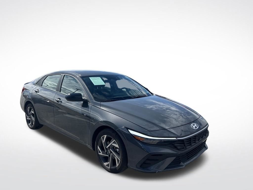 Used 2025 Hyundai Elantra Sport image 3