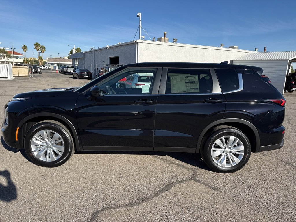 New 2025 Mitsubishi Outlander ES image 4