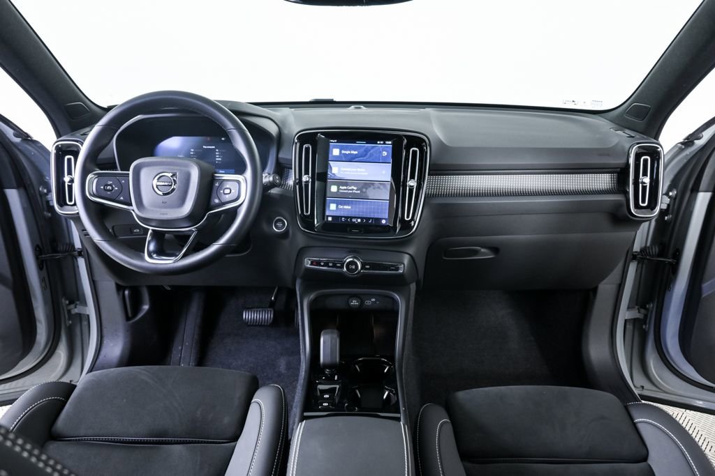 Certified 2025 Volvo XC40 B5 Plus image 19