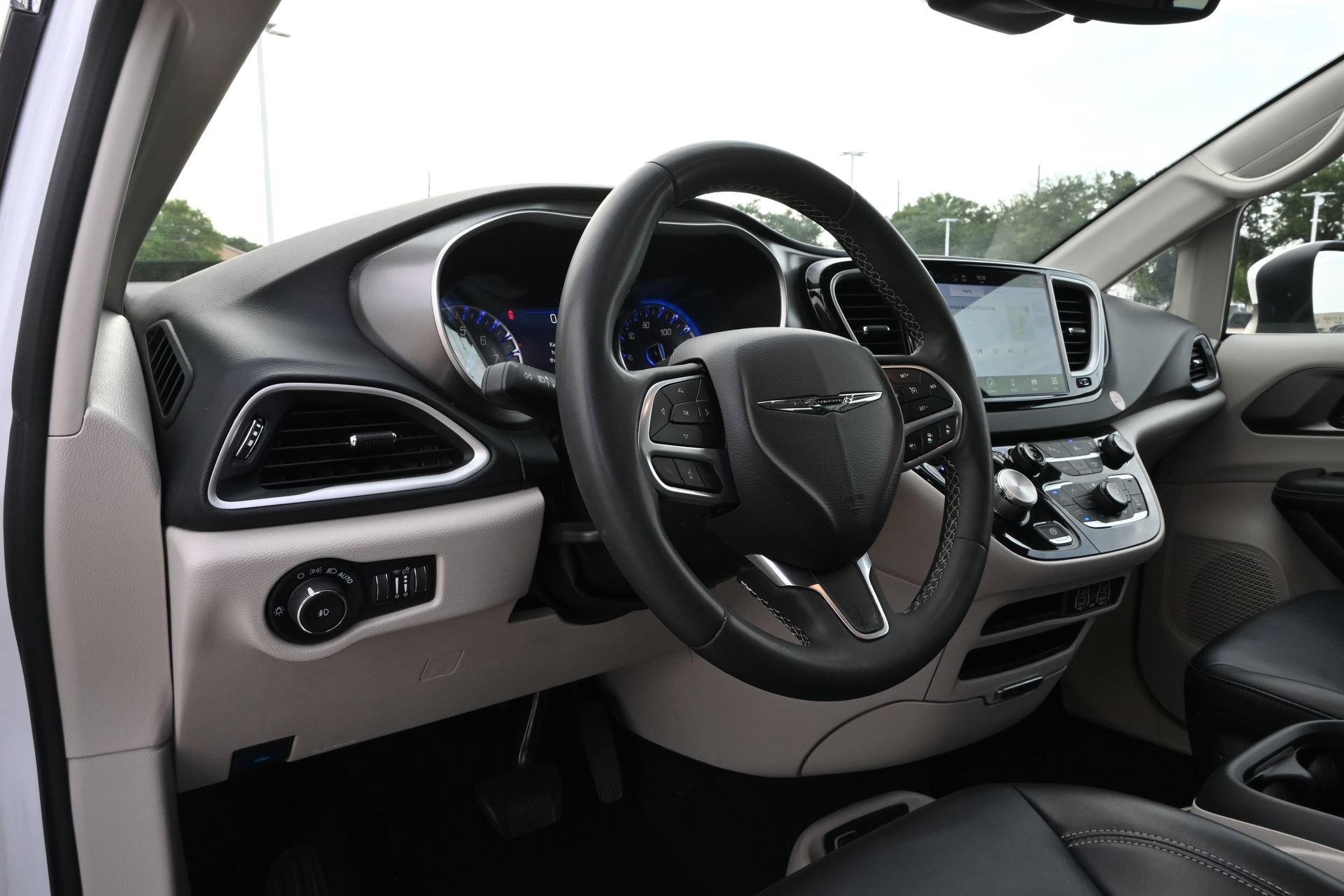 Used 2023 Chrysler Pacifica Touring-L FWD image 18
