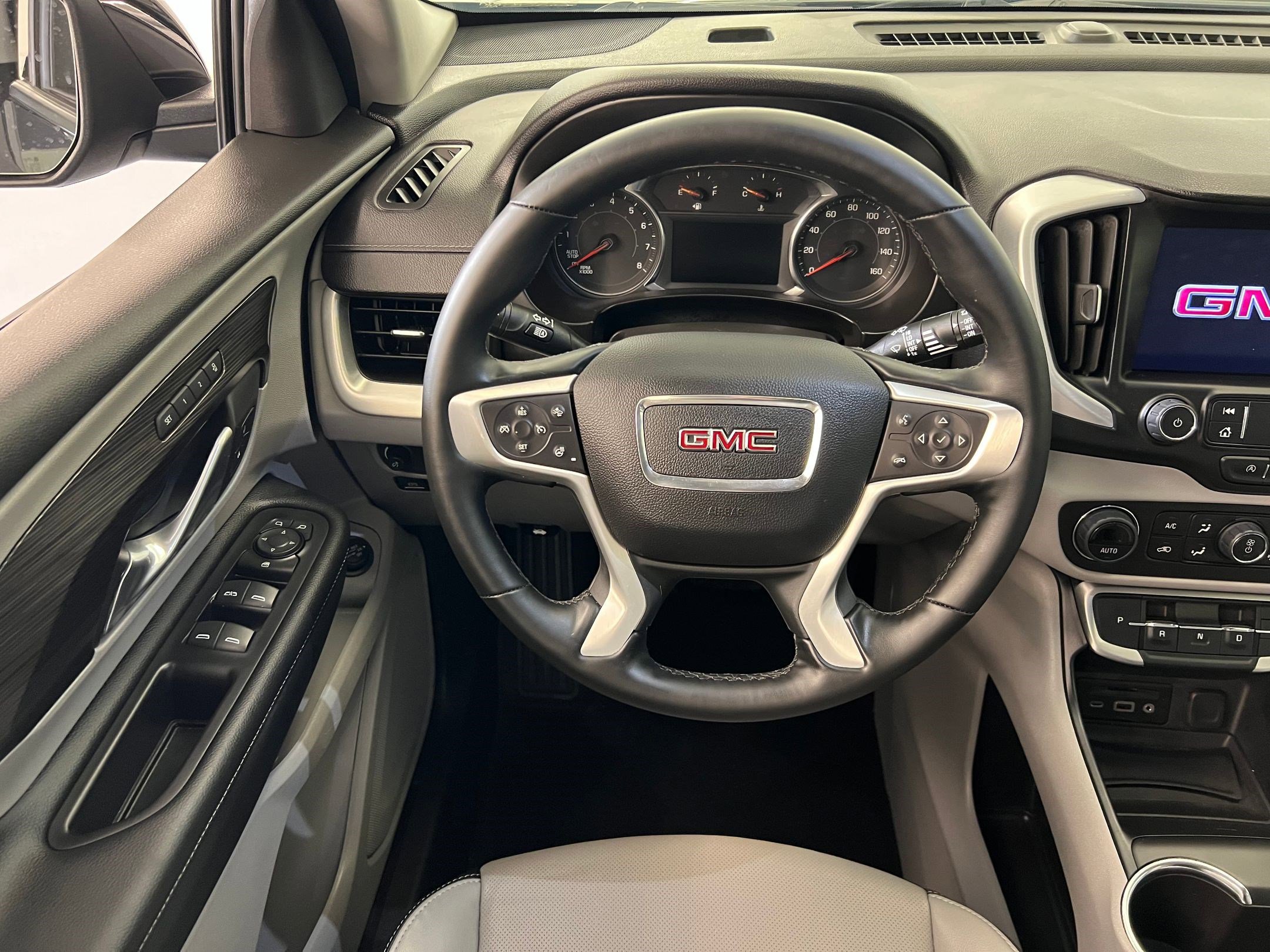 Used 2024 GMC Terrain SLT image 24