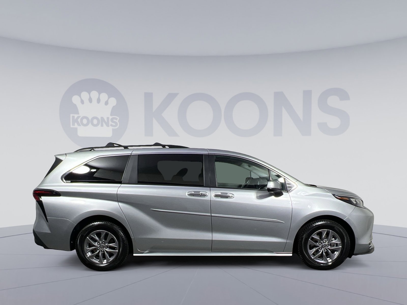 Used 2024 Toyota Sienna XLE image 8
