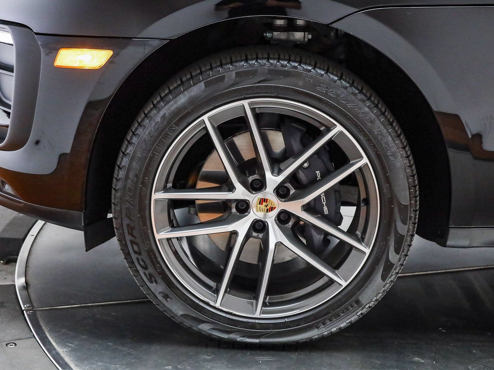 Certified 2025 Porsche Macan AWD/4WD image 10