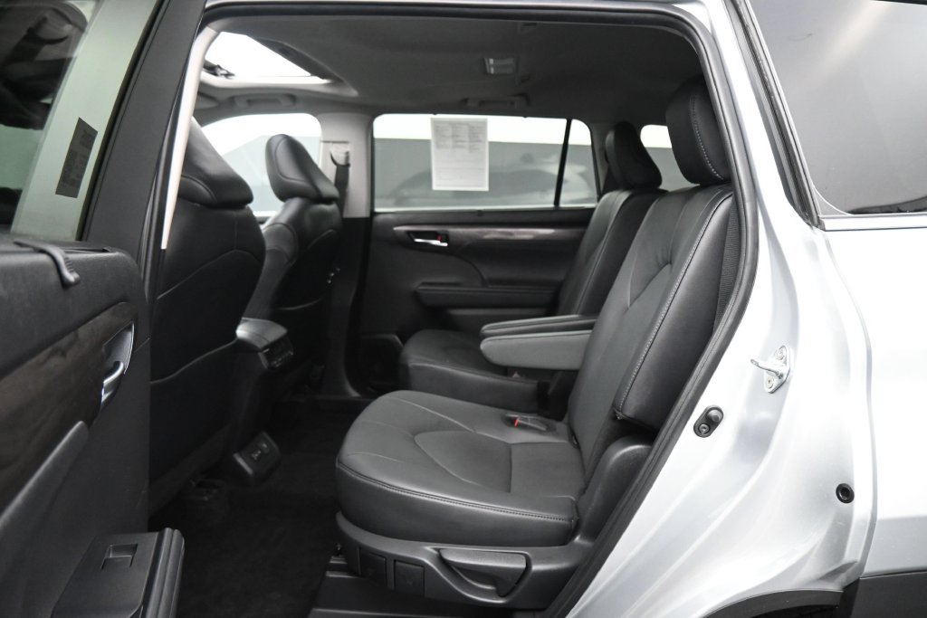 Used 2024 Toyota Highlander Limited AWD/4WD image 19