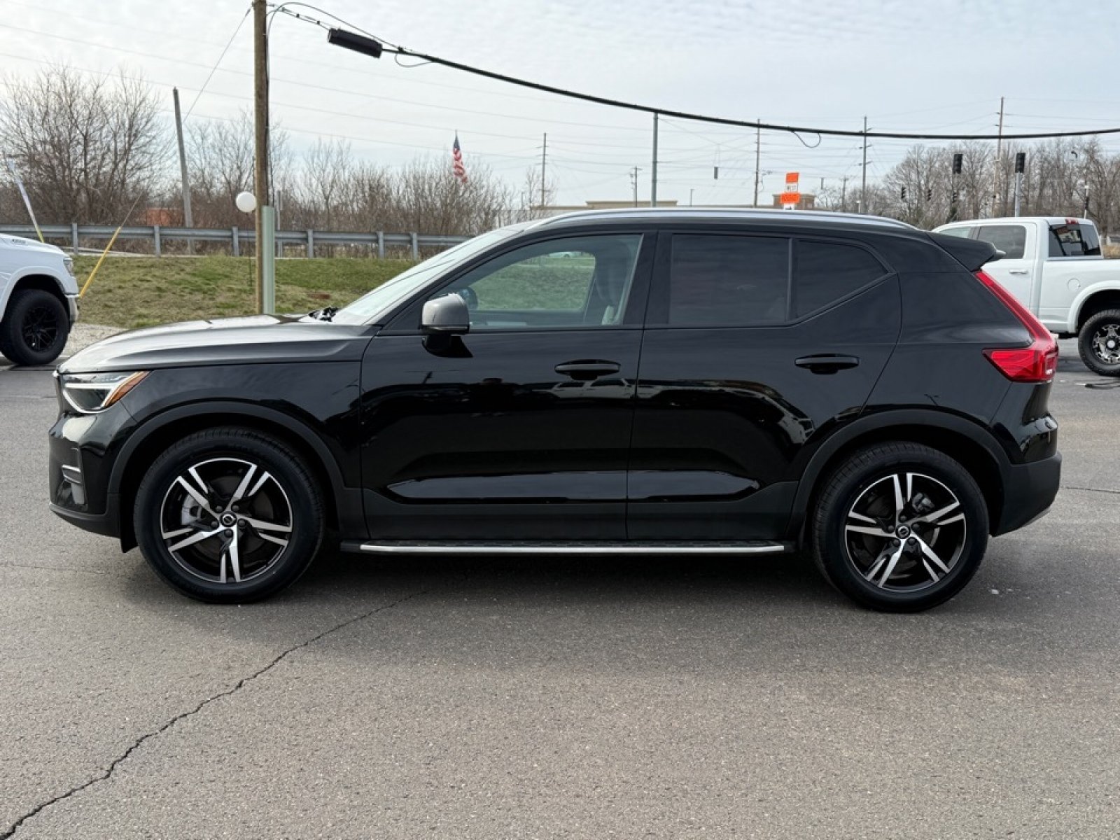 Used 2023 Volvo XC40 B5 Core AWD/4WD image 5