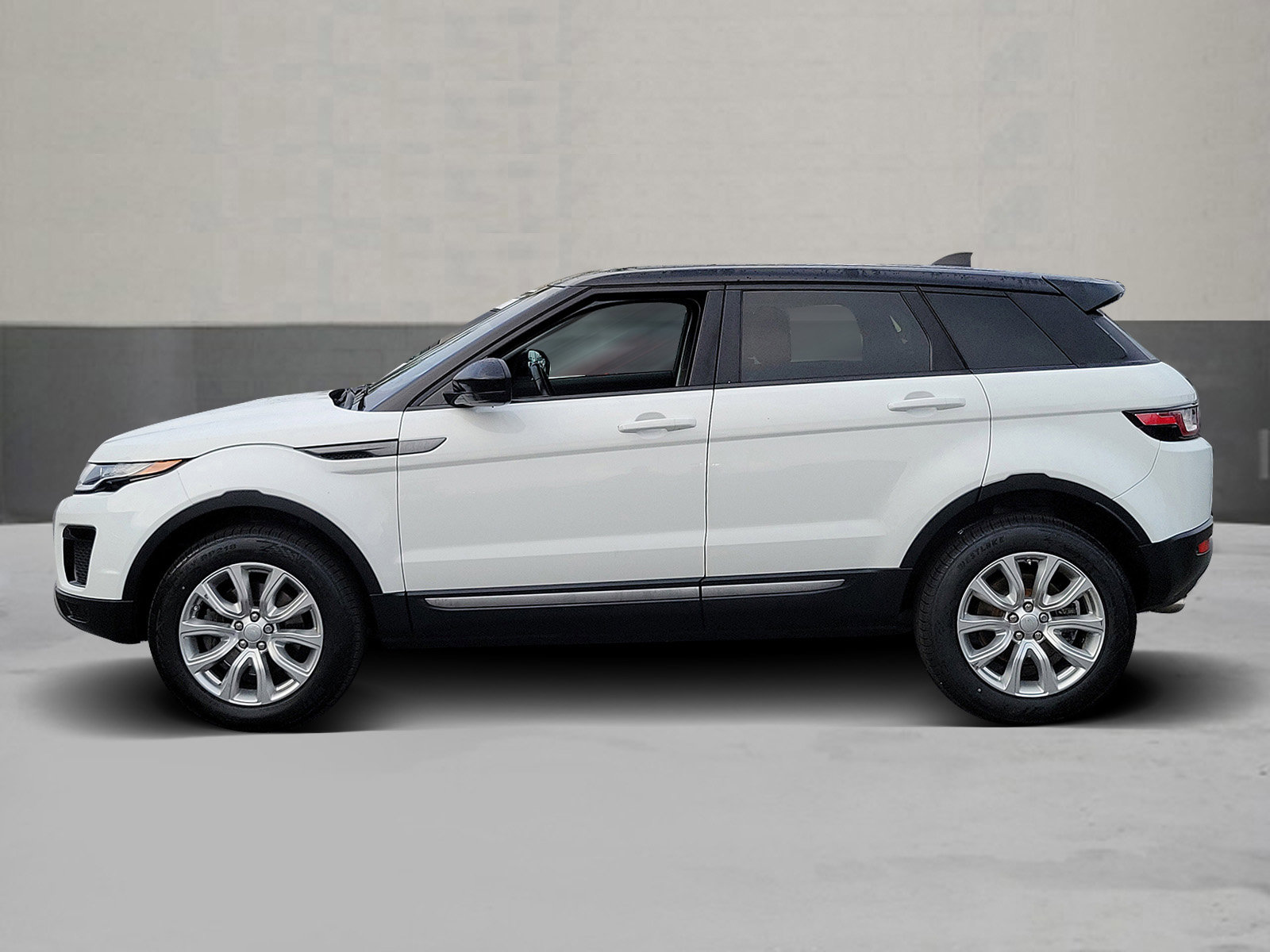 Used 2018 Land Rover Range Rover Evoque image 3