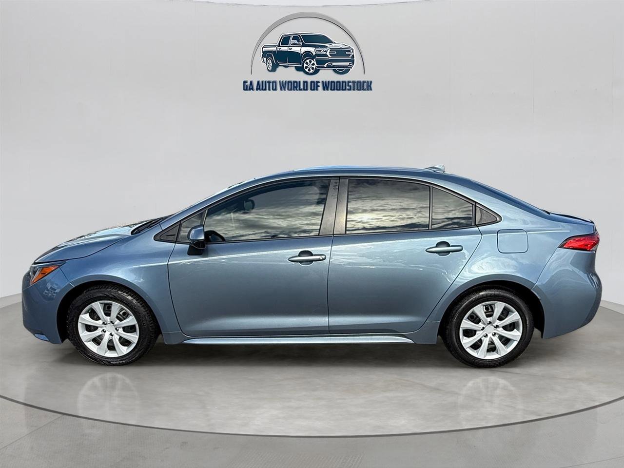 Used 2020 Toyota Corolla LE image 2