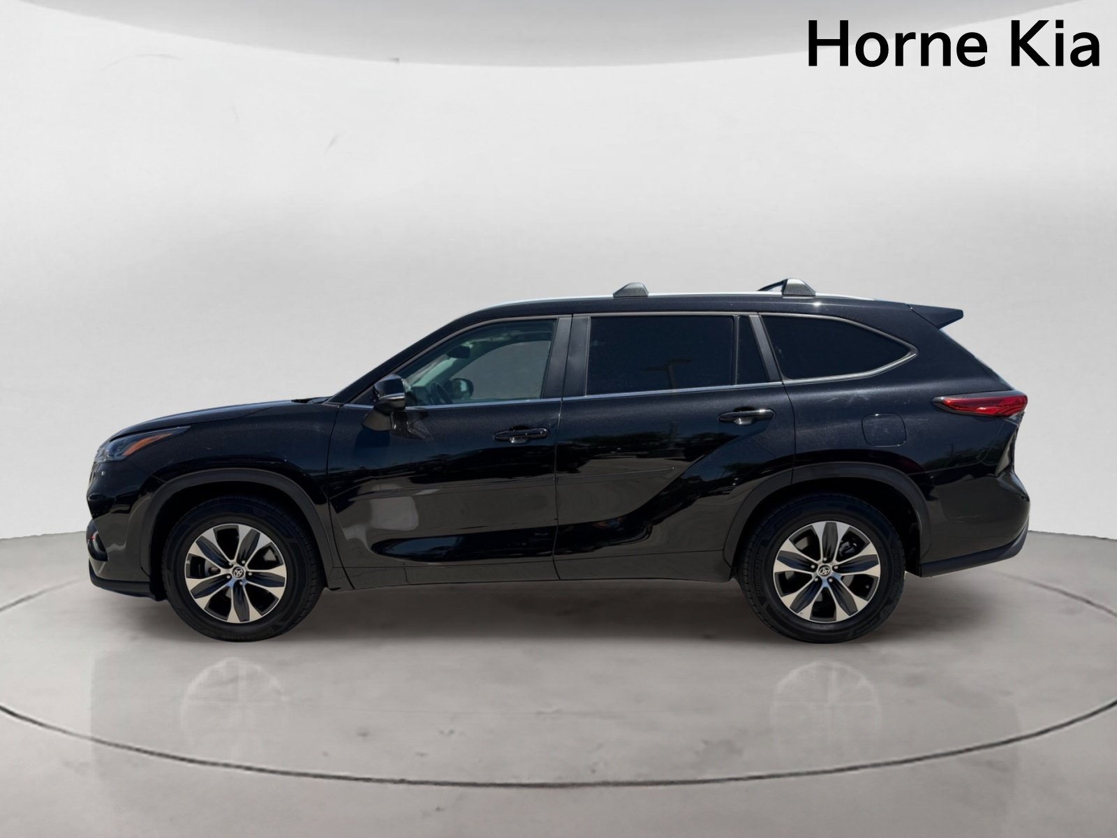Used 2023 Toyota Highlander XLE FWD image 6