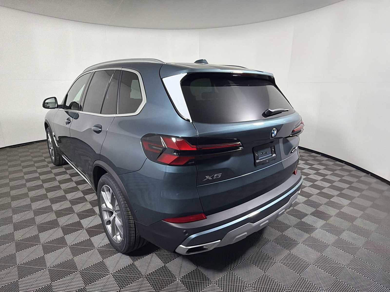 New 2026 BMW X5 xDrive40i w/ Premium Package image 3