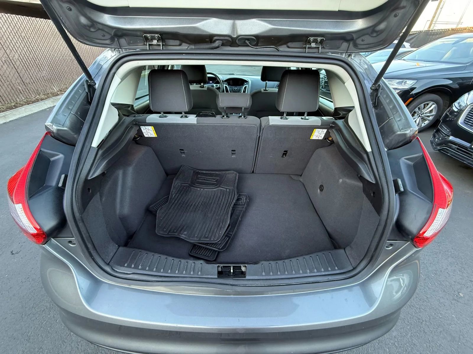 Used 2014 Ford Focus SE w/ SE Sport Package image 11