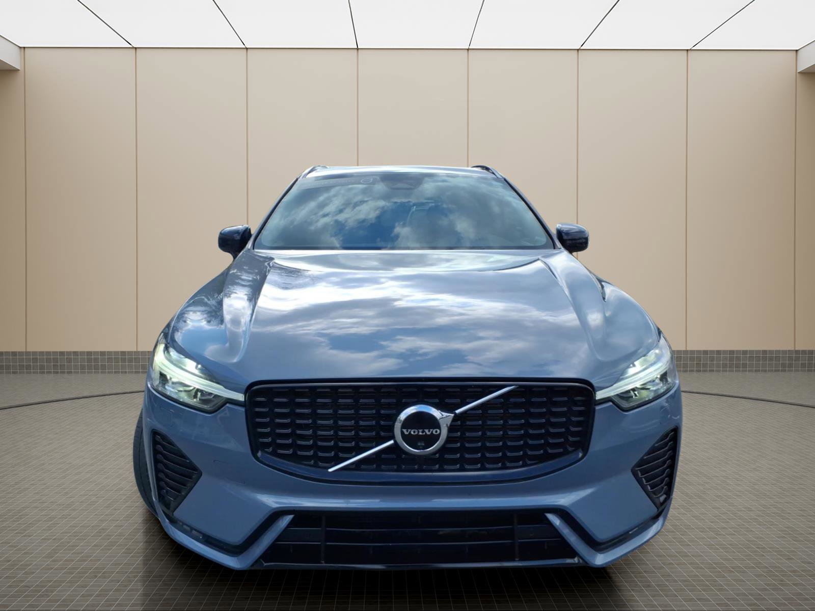 Used 2023 Volvo XC60 B5 Plus w/ Climate Package image 3