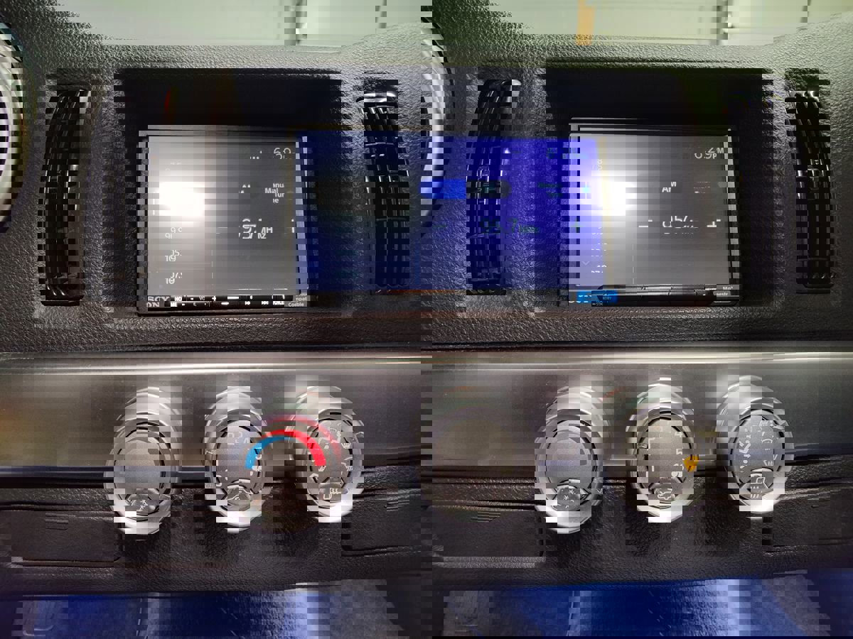 Used 2004 Chevrolet SSR w/ Preferred Equipment Group image 33