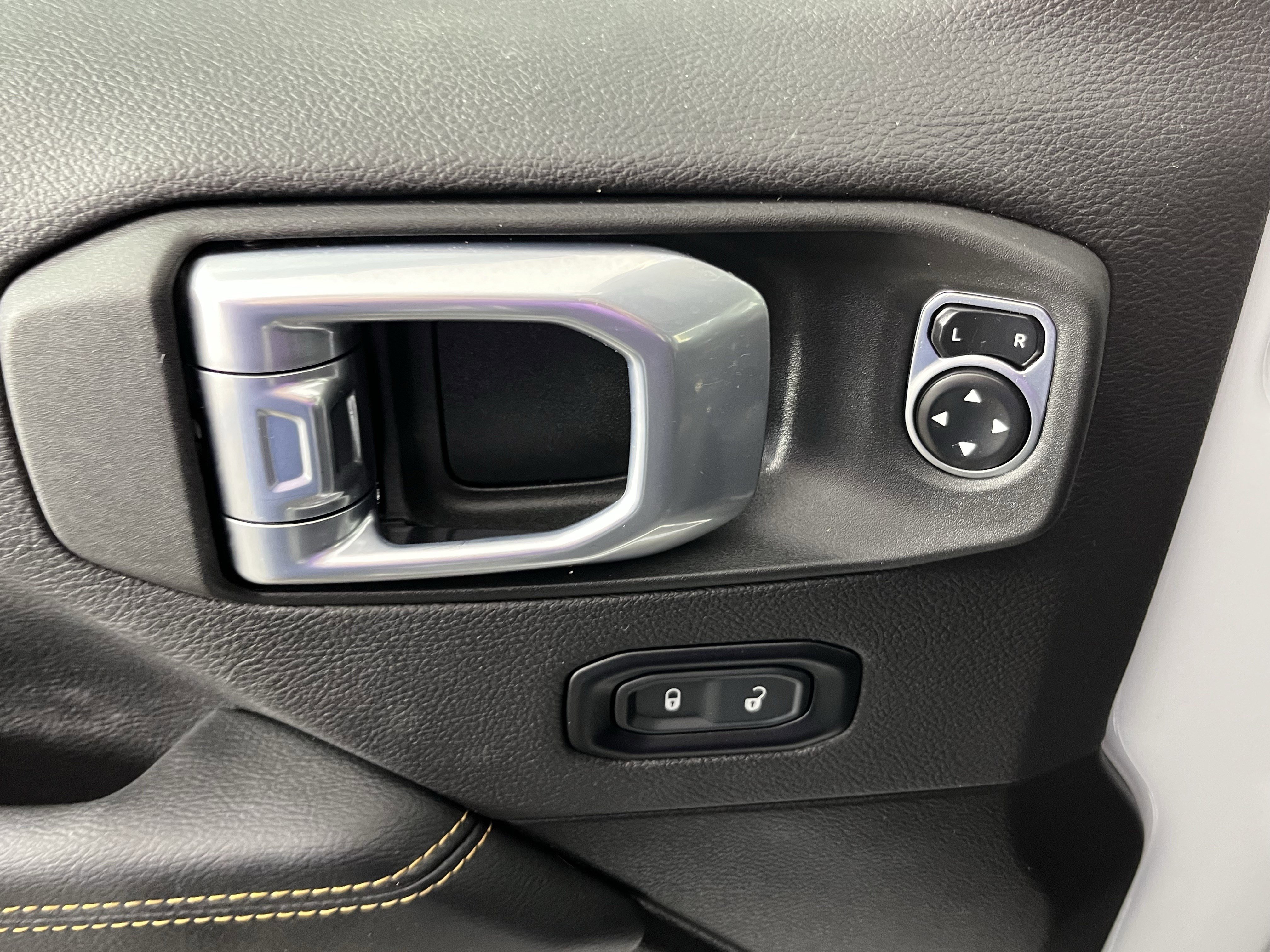 Used 2023 Jeep Gladiator Overland image 17