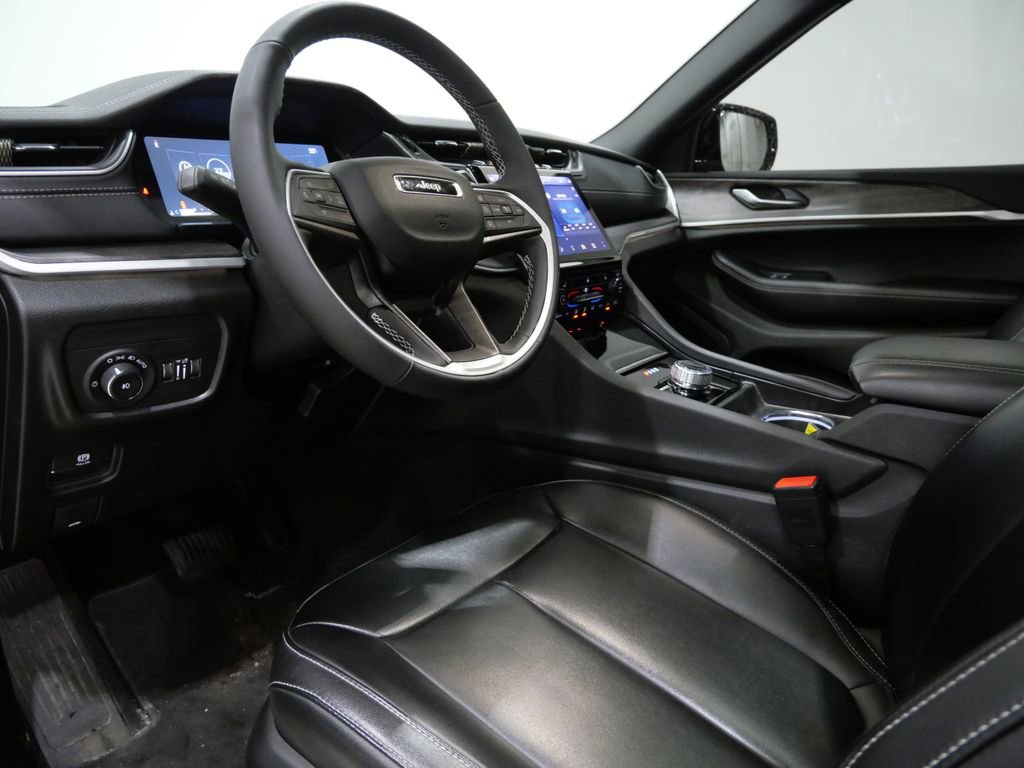Used 2025 Jeep Grand Cherokee Limited image 11