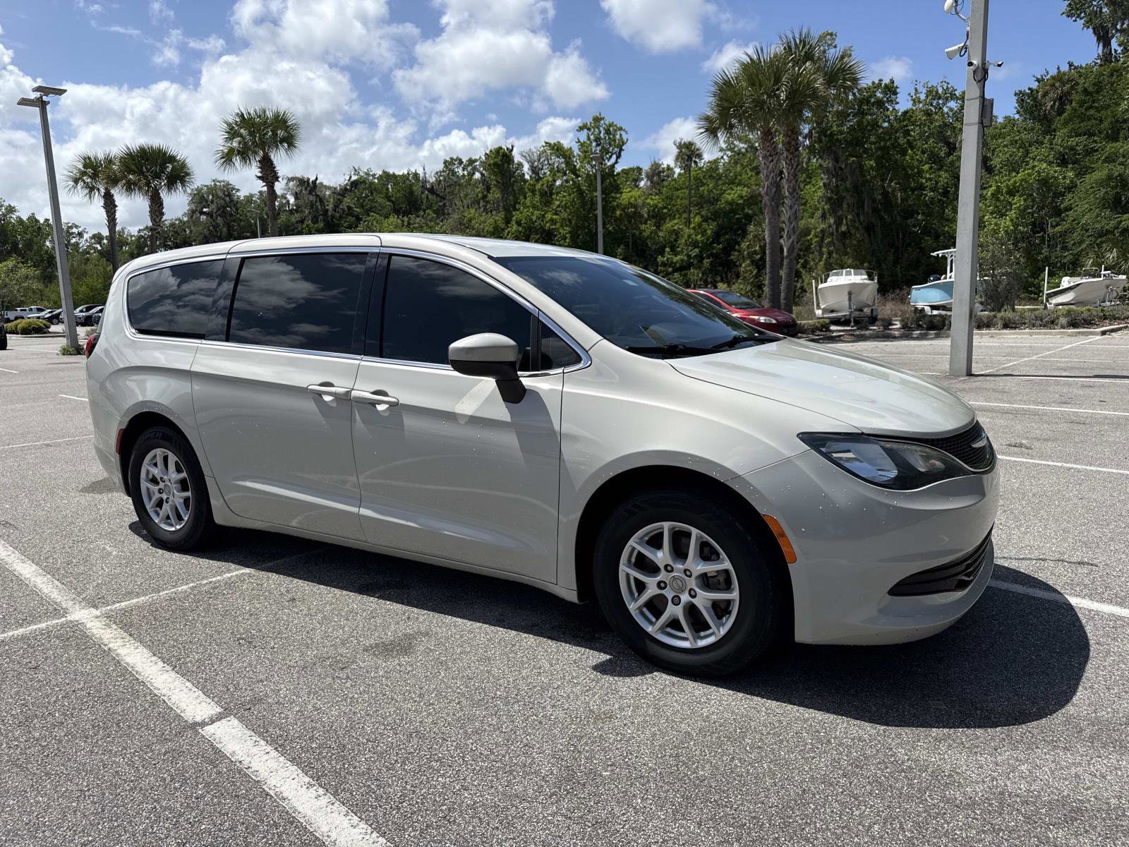 Used 2019 Chrysler Pacifica LX image 1