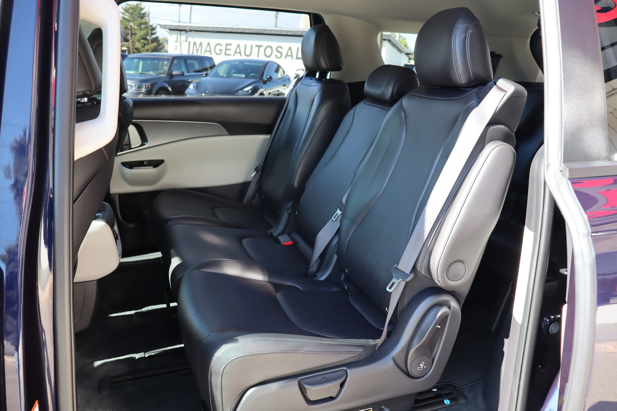 Used 2024 Kia Carnival LX image 11