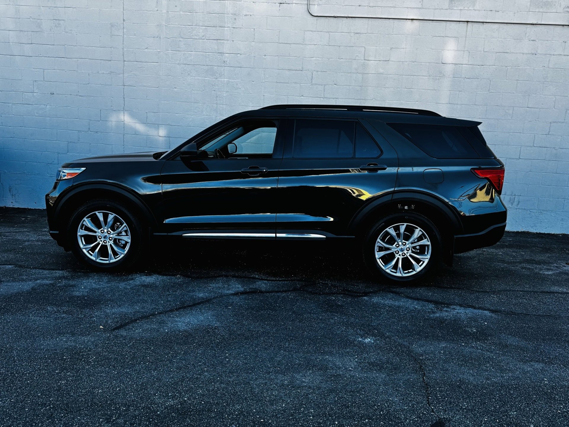 Used 2022 Ford Explorer XLT w/ Equipment Group 202A image 2