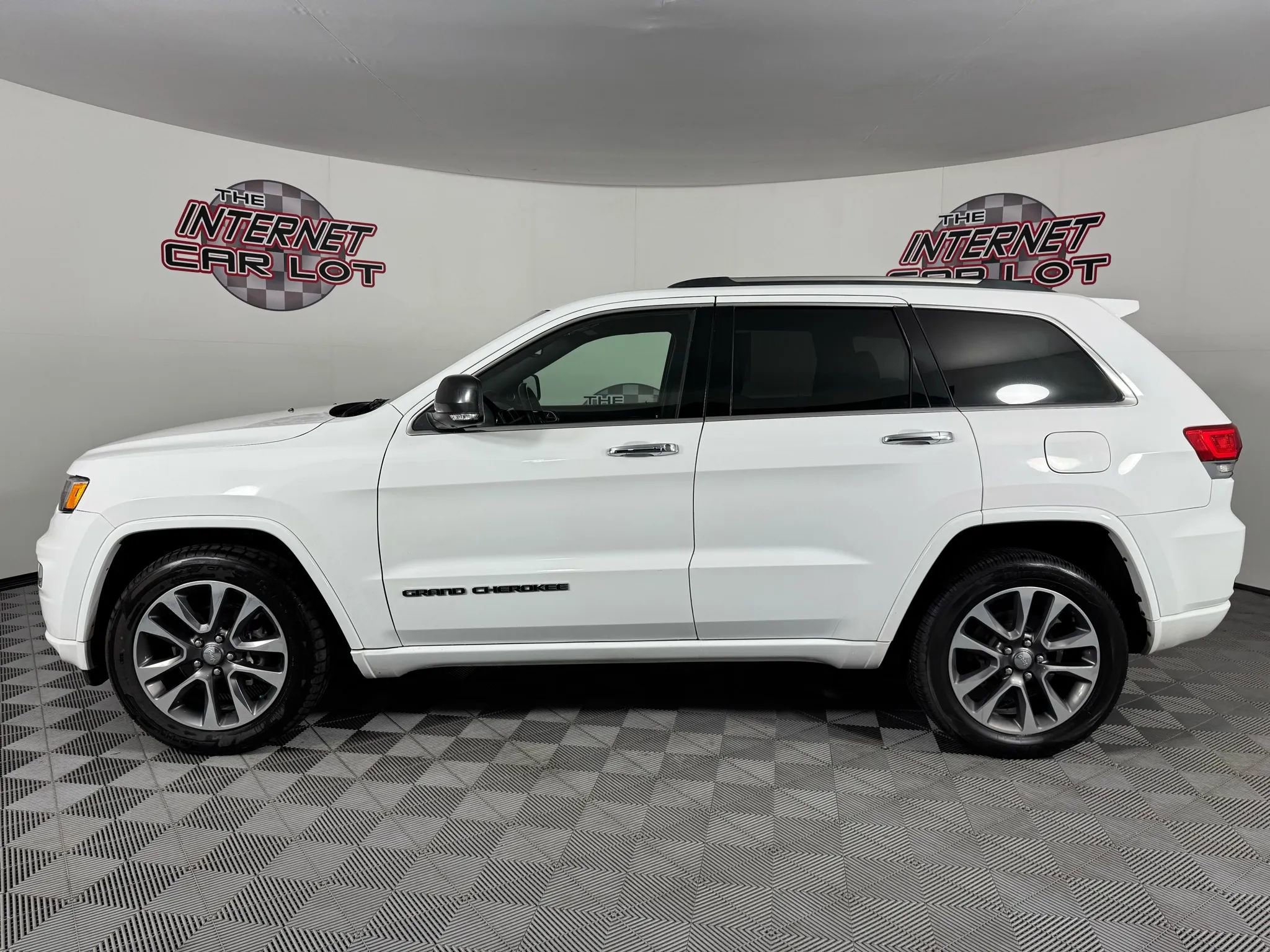 Used 2018 Jeep Grand Cherokee Overland image 4