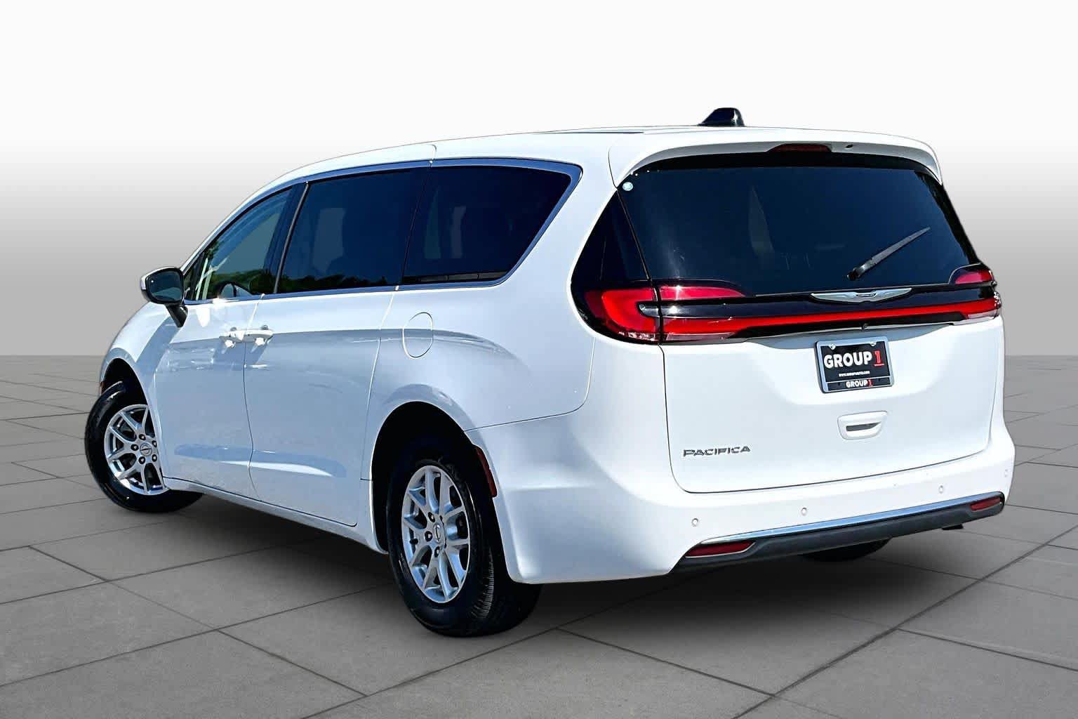 Used 2023 Chrysler Pacifica Touring-L FWD image 12