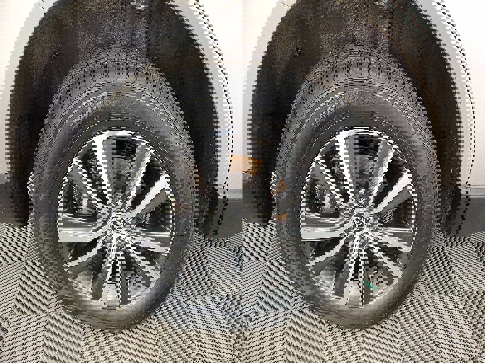 Certified 2023 Toyota Venza LE image 26