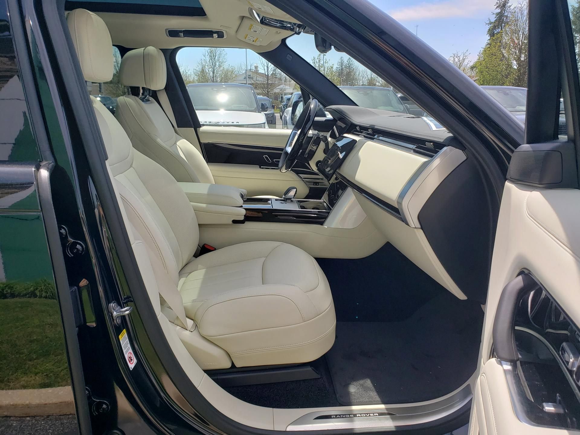 New 2026 Land Rover Range Rover Long Wheelbase SE AWD/4WD image 17