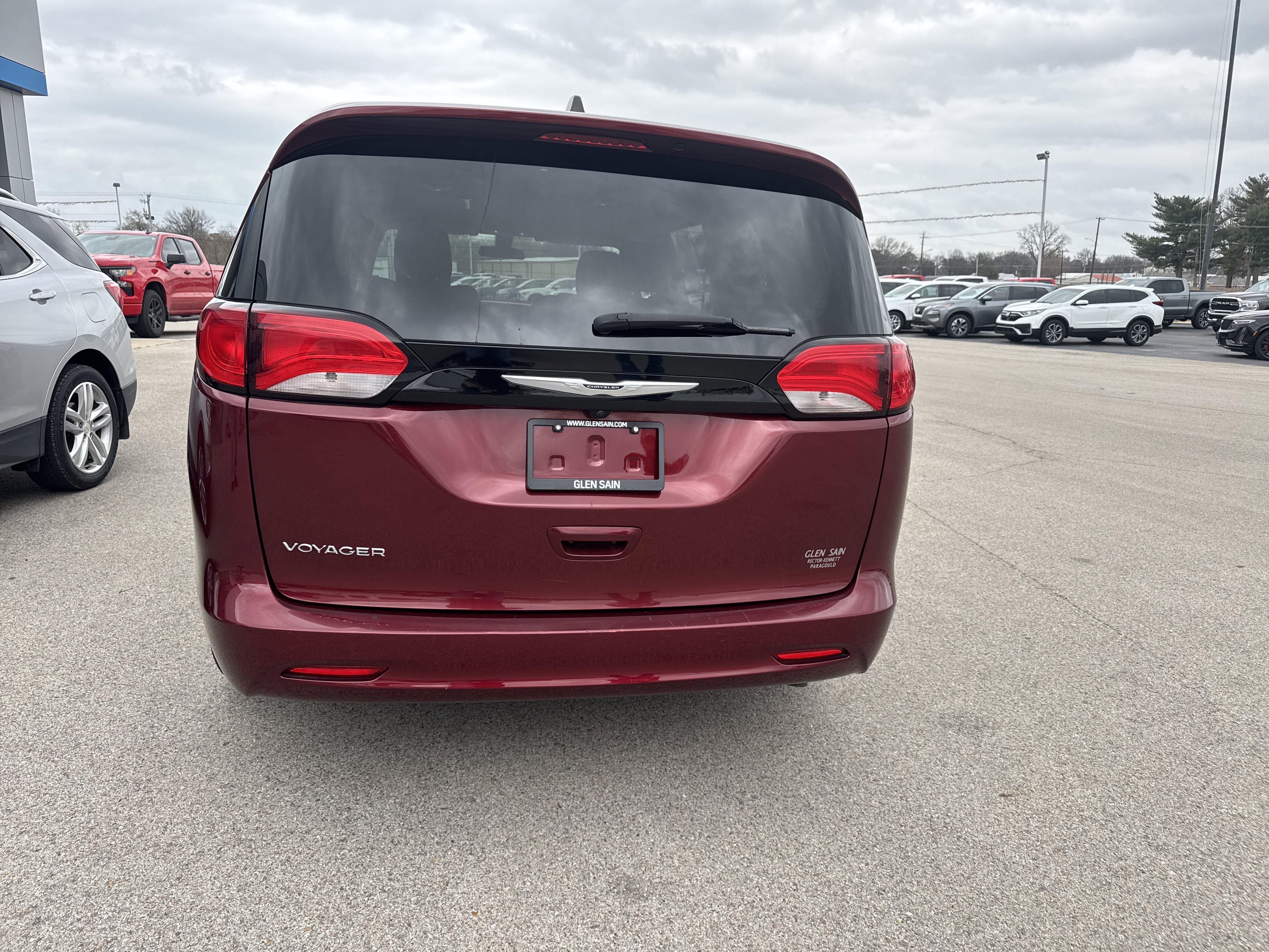 Used 2022 Chrysler Voyager LX FWD image 3