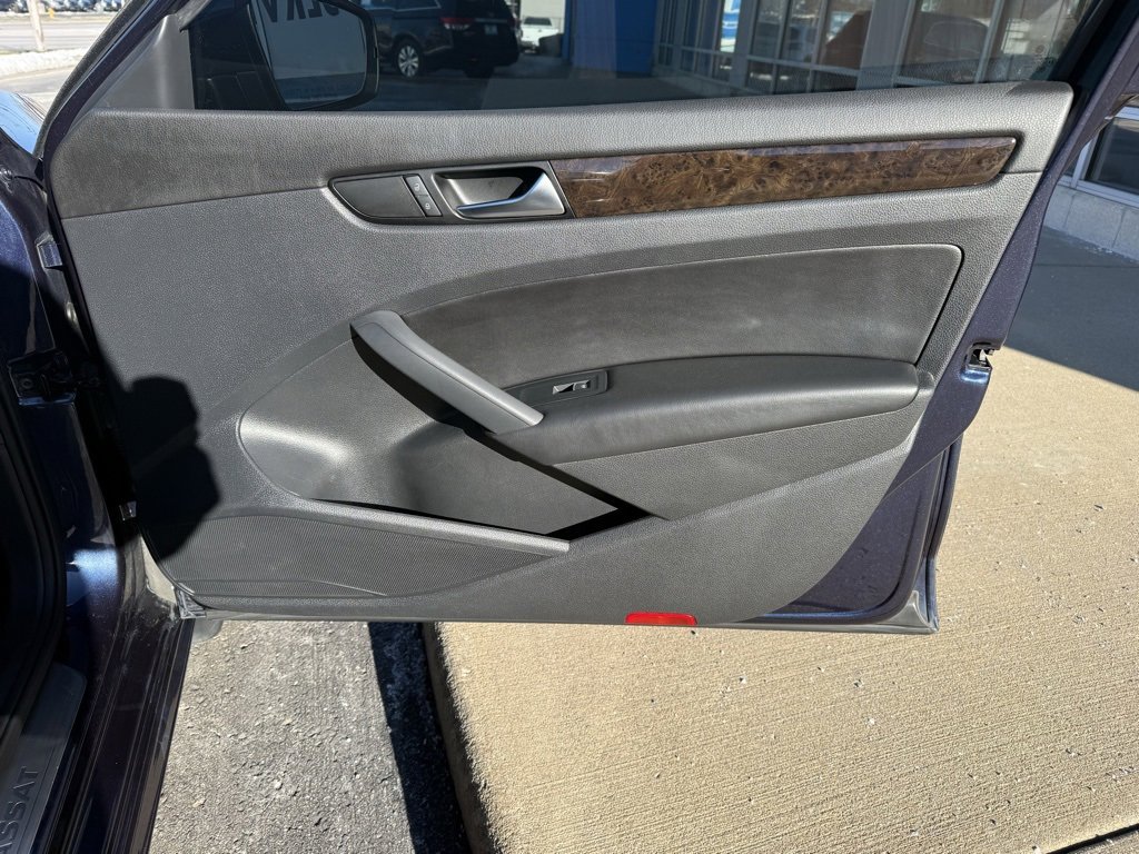 Used 2015 Volkswagen Passat TDI SEL Premium image 45