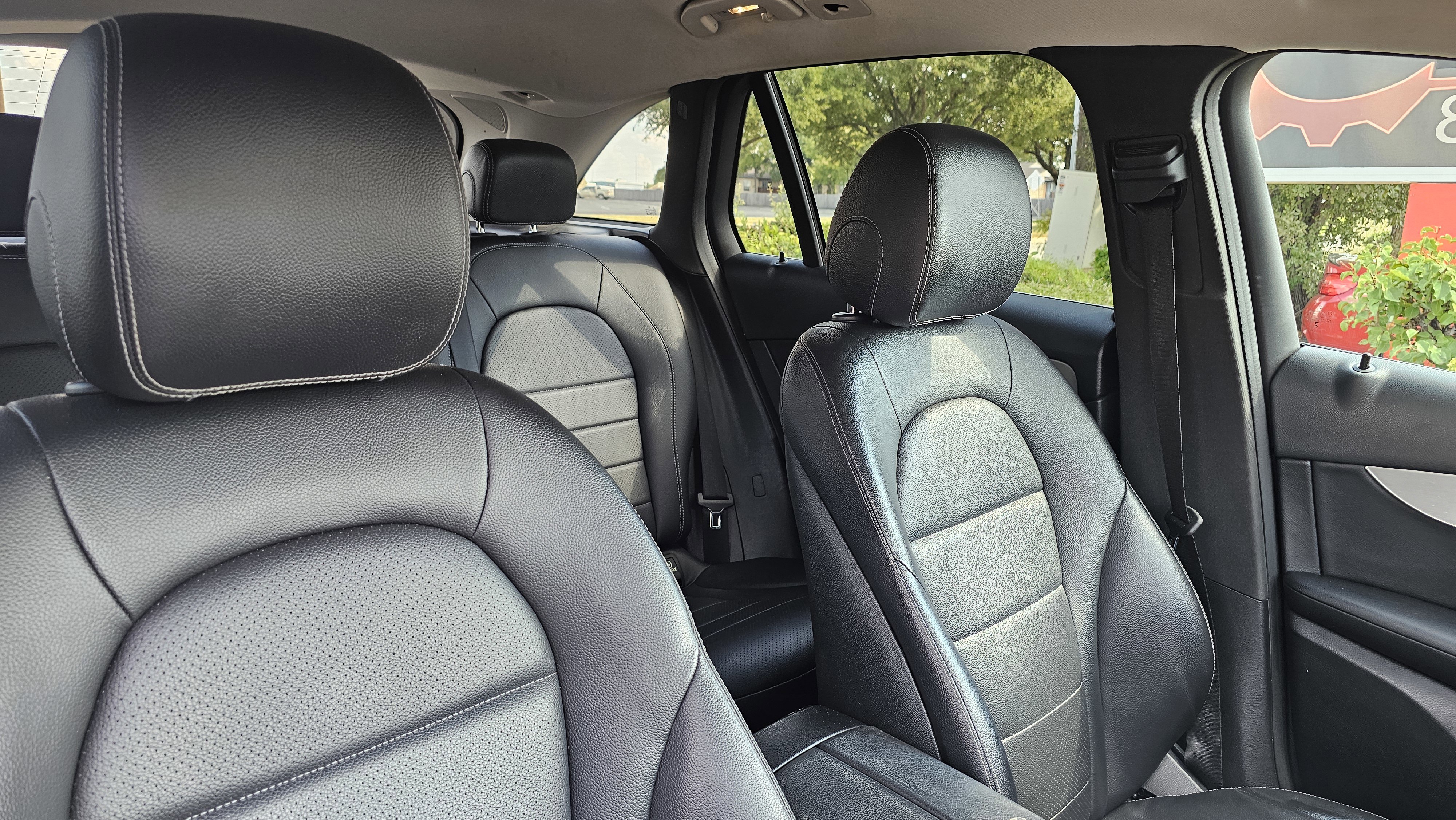 Used 2019 Mercedes-Benz GLC 300 w/ Premium Package image 32