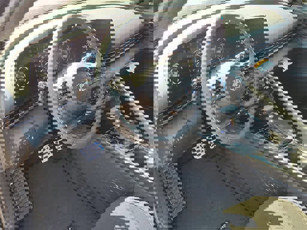 New 2025 Hyundai Elantra SEL image 14