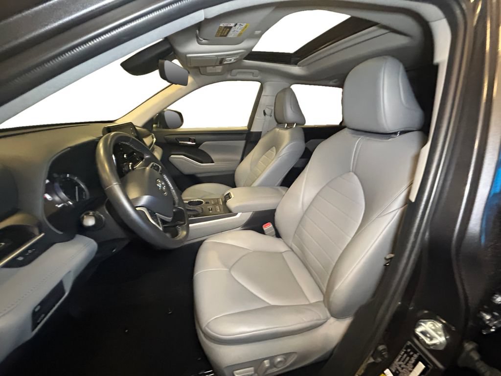 Used 2022 Toyota Highlander XLE AWD/4WD image 9