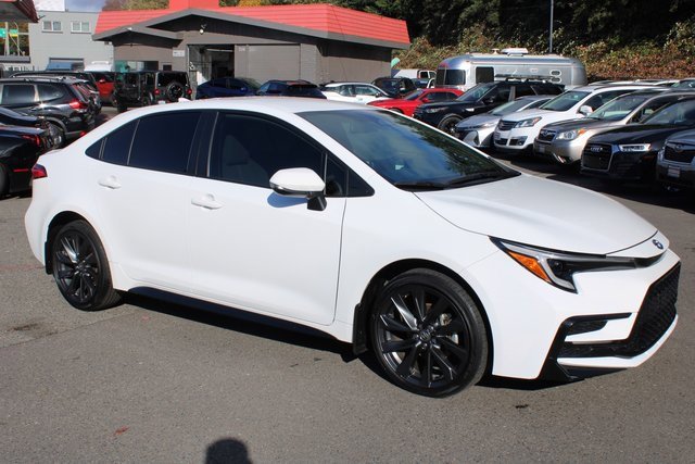 Used 2025 Toyota Corolla SE image 1