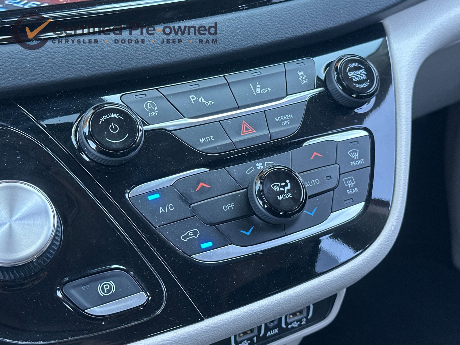 Used 2023 Chrysler Pacifica Touring-L FWD image 21