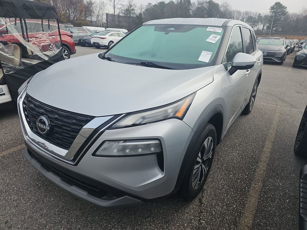 Used 2022 Nissan Rogue SV image 2