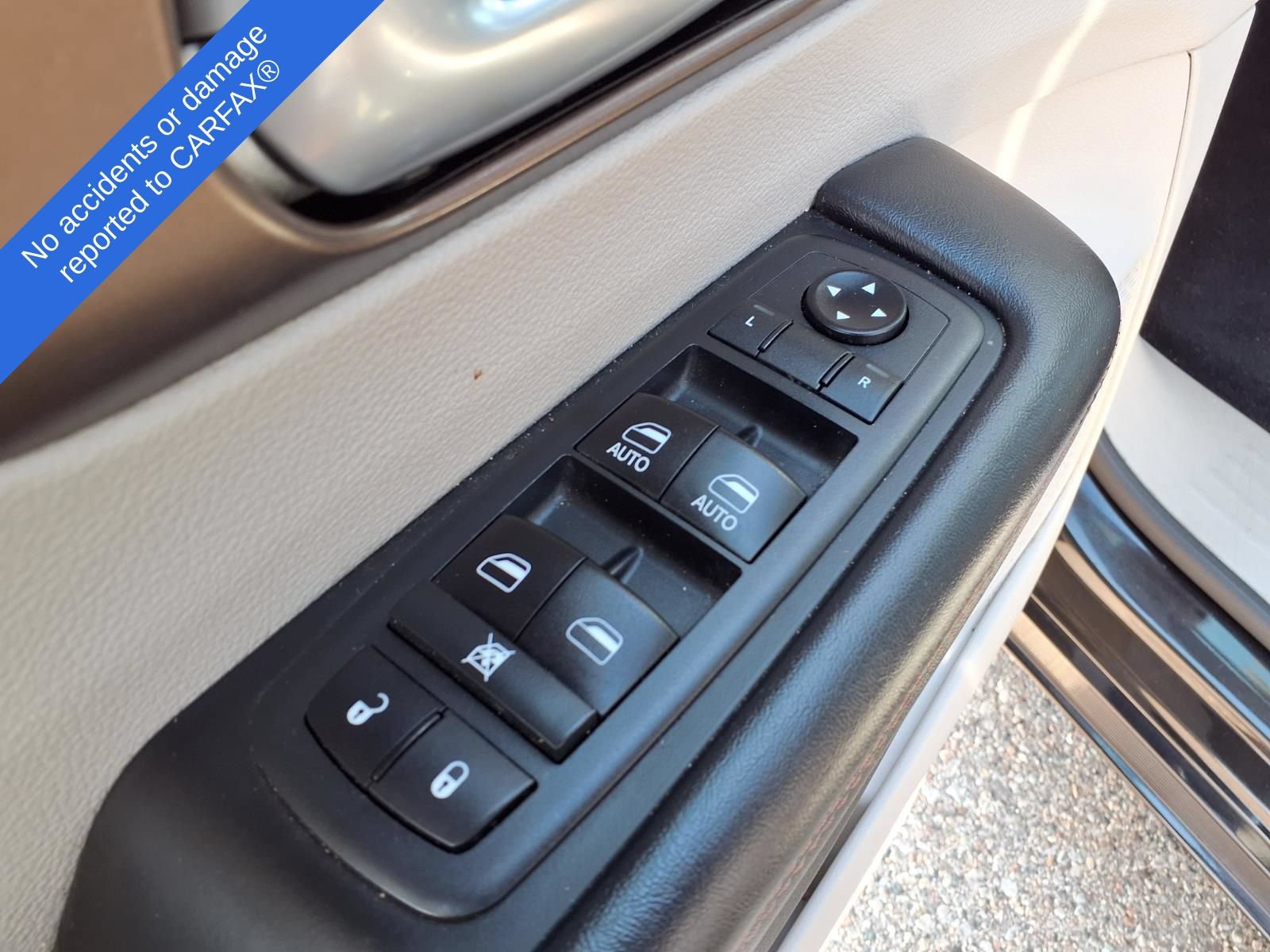Used 2018 Chrysler Pacifica Touring-L FWD image 17