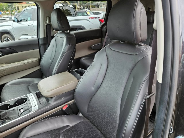 Used 2025 Kia Carnival FWD image 8