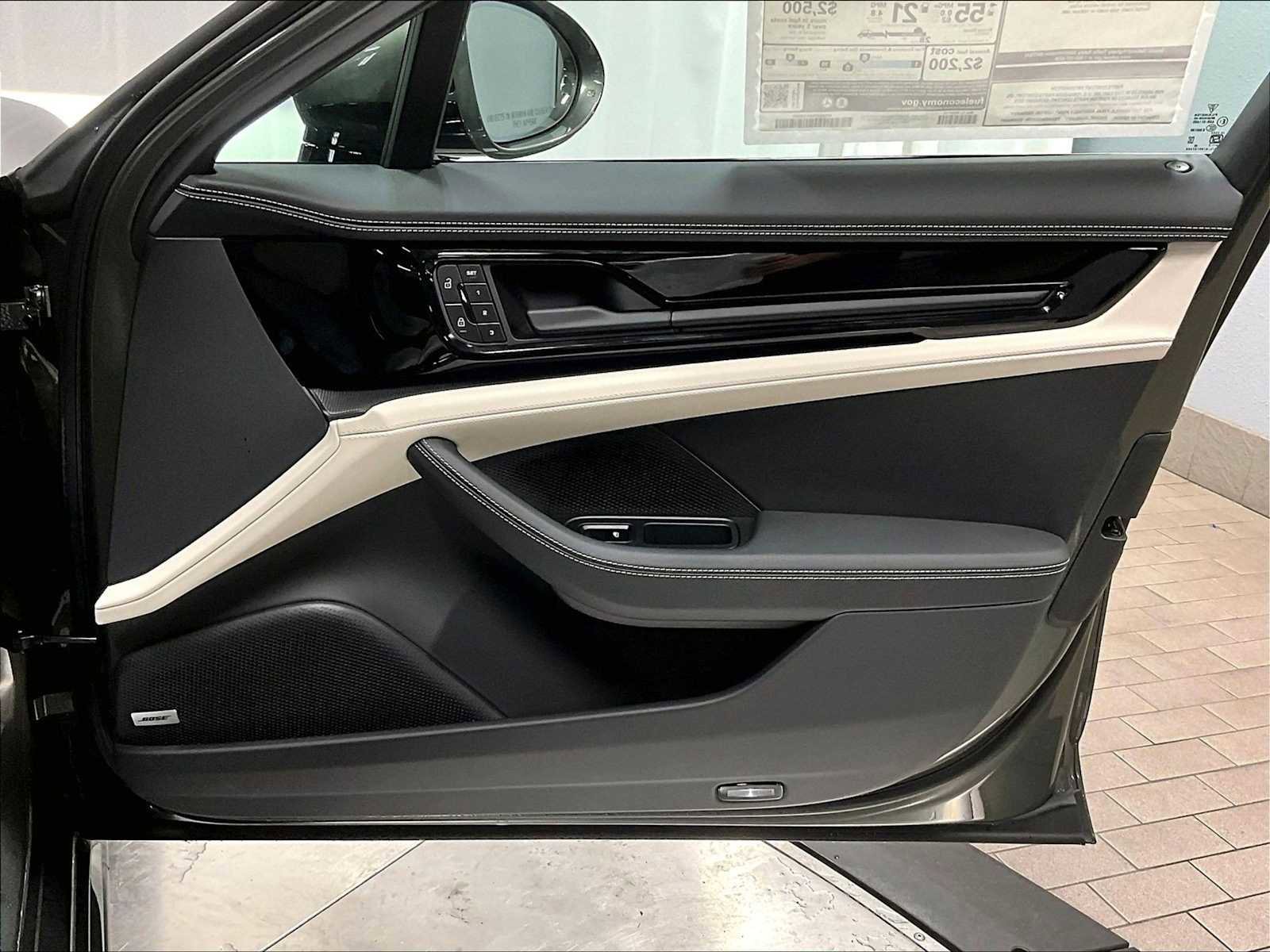 Used 2026 Porsche Panamera 4 image 30