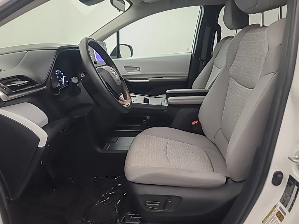 Used 2025 Toyota Sienna LE FWD image 28
