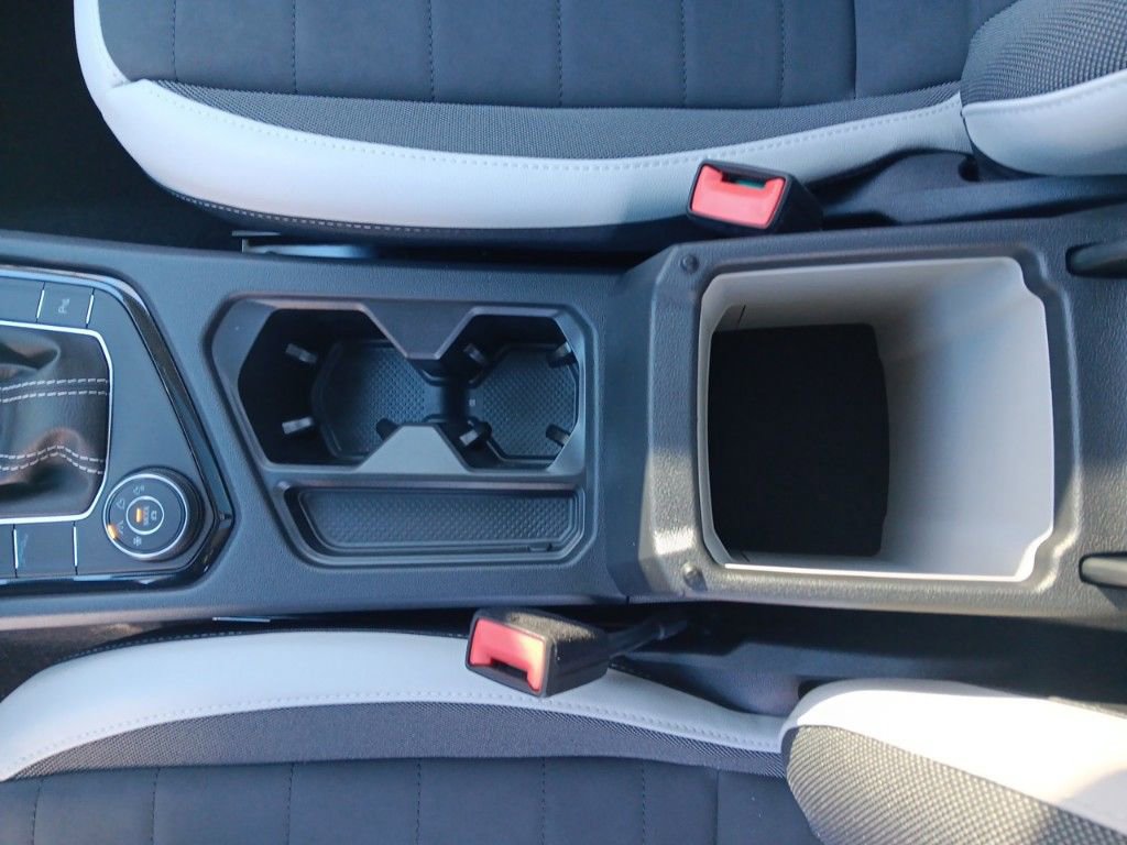 Used 2025 Volkswagen Taos SE w/ Panoramic Sunroof Package image 24