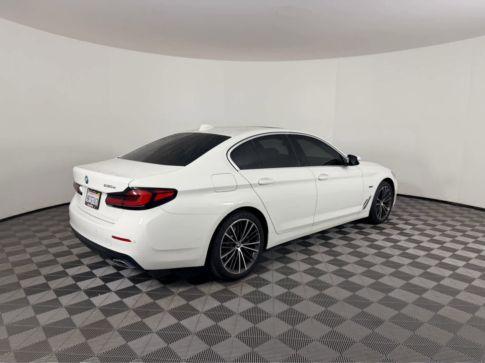 Used 2023 BMW 530e w/ Convenience Package image 4