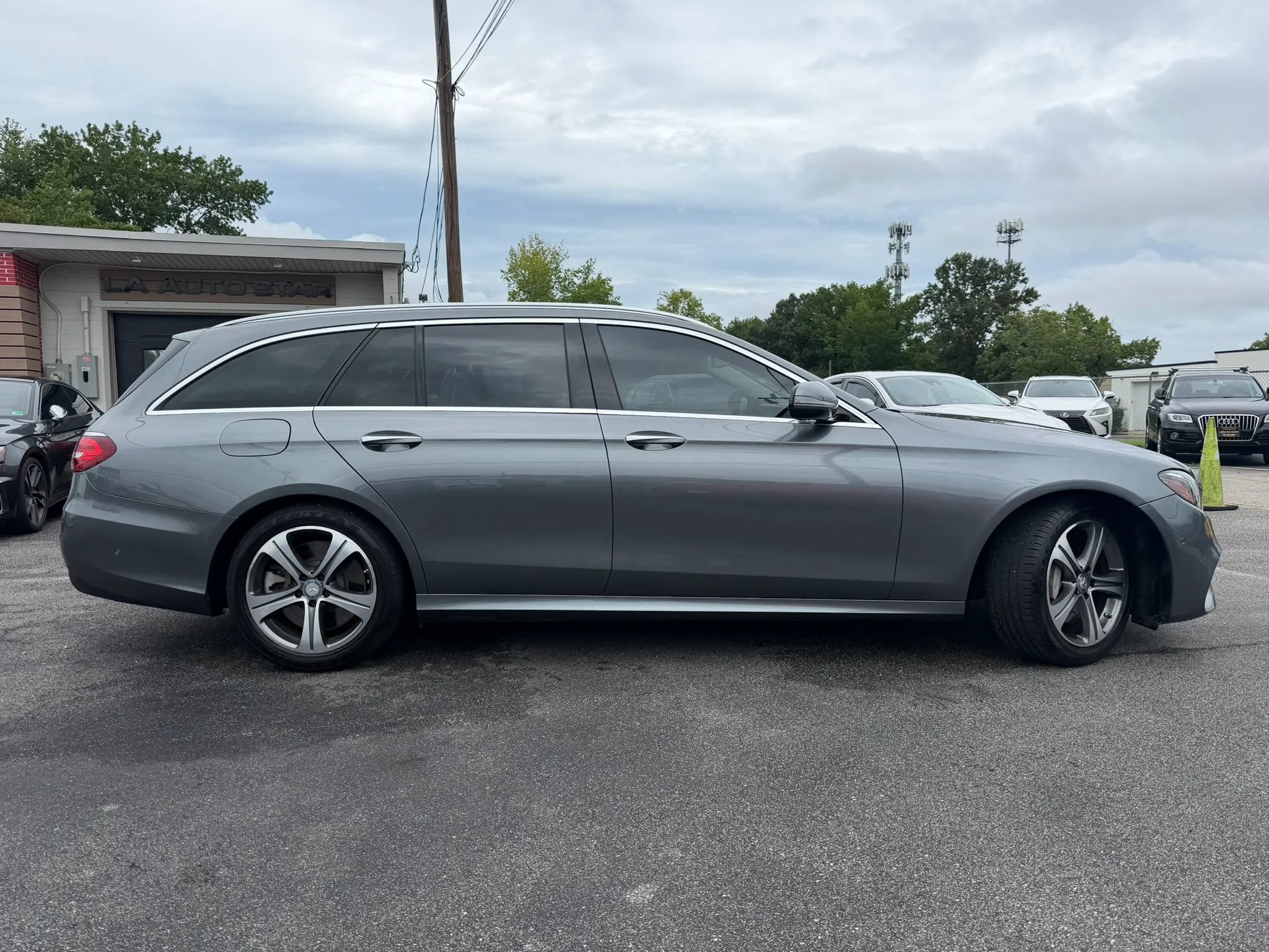 Used 2017 Mercedes-Benz E 400 4MATIC Wagon image 2