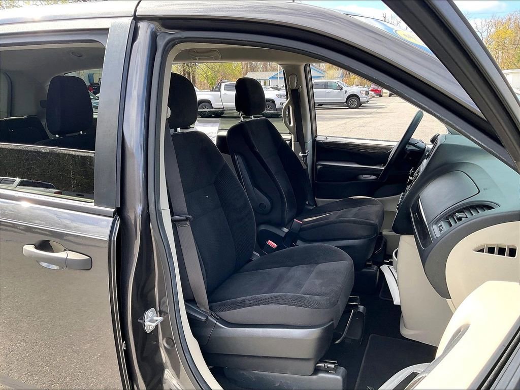 Used 2019 Dodge Grand Caravan SE w/ UConnect Hands-Free Group FWD image 11