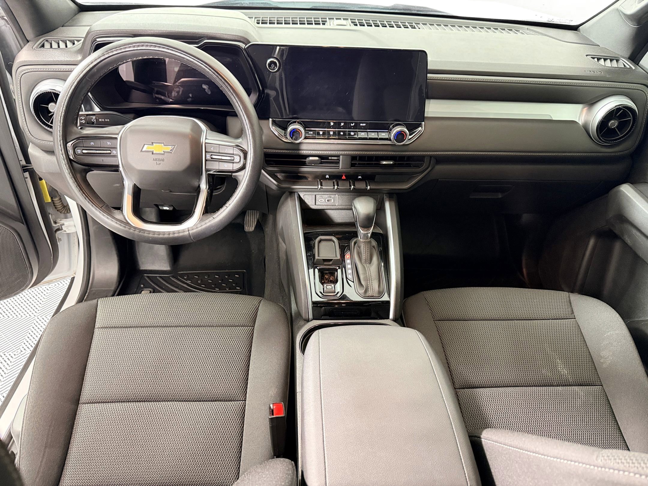 Used 2024 Chevrolet Colorado LT w/ LT Convenience Package image 18