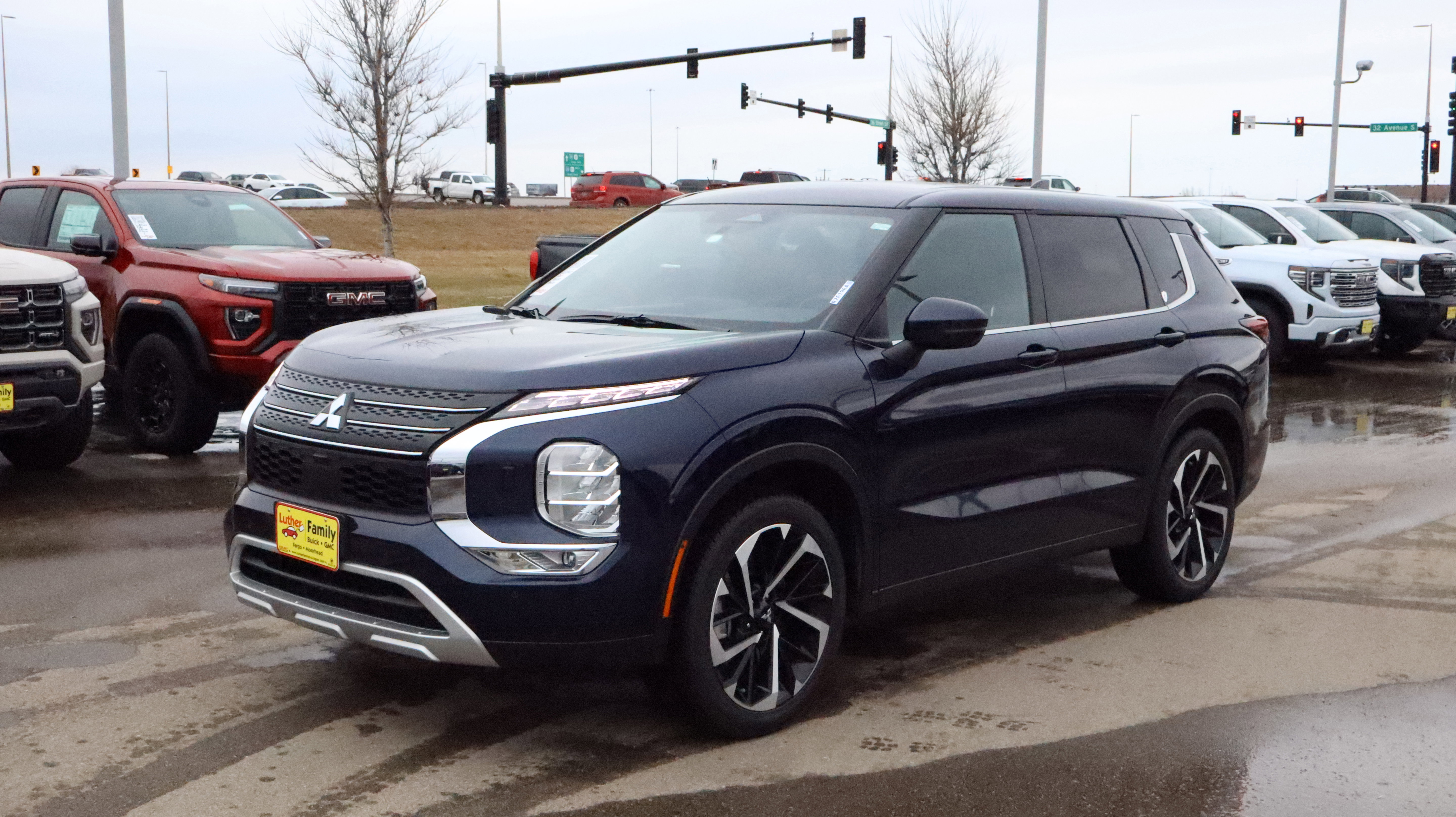 Used 2024 Mitsubishi Outlander SE image 3