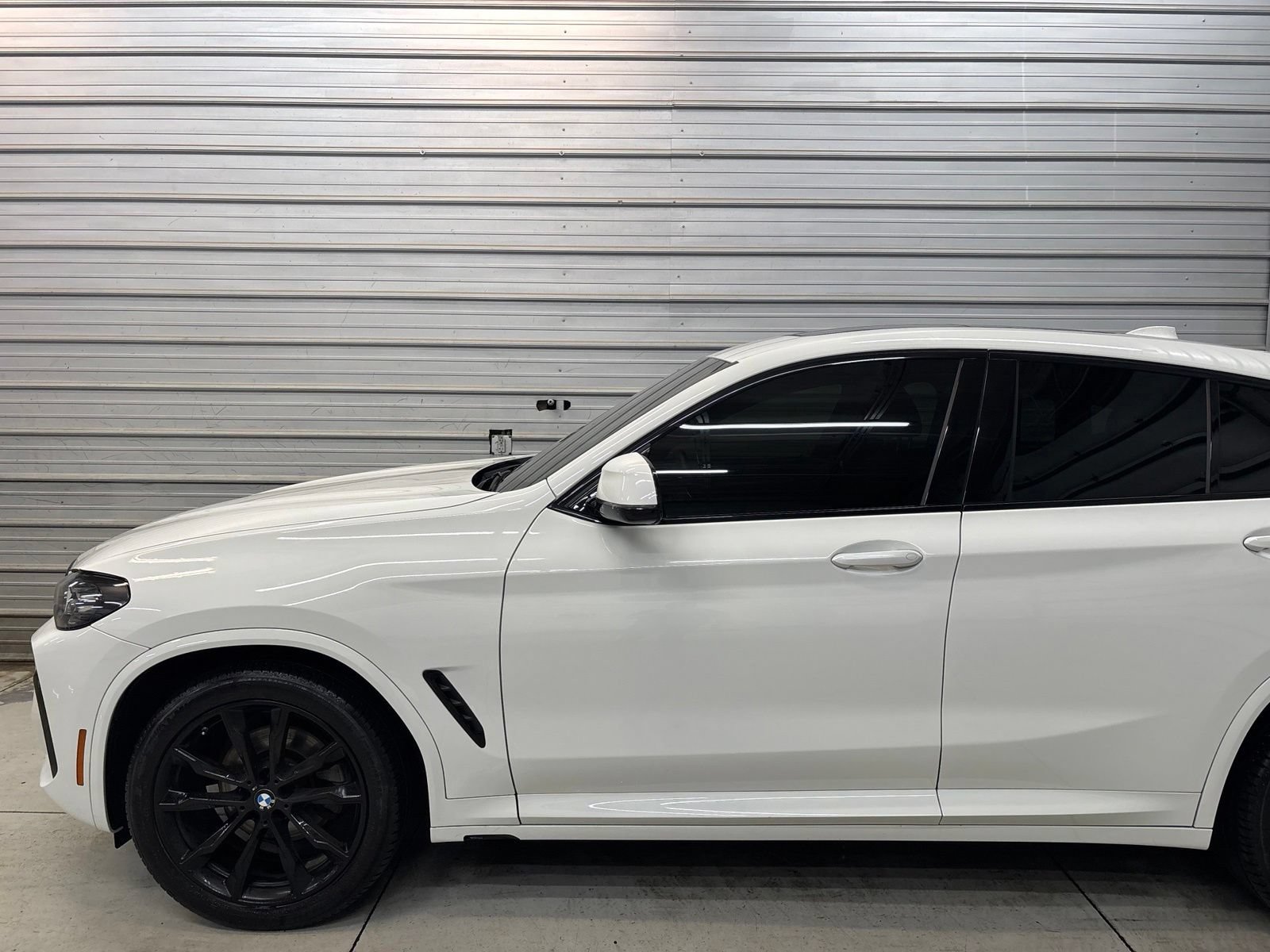 Used 2023 BMW X4 xDrive30i w/ M Sport Package AWD/4WD image 3