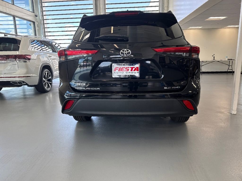 Used 2022 Toyota Highlander XLE image 4