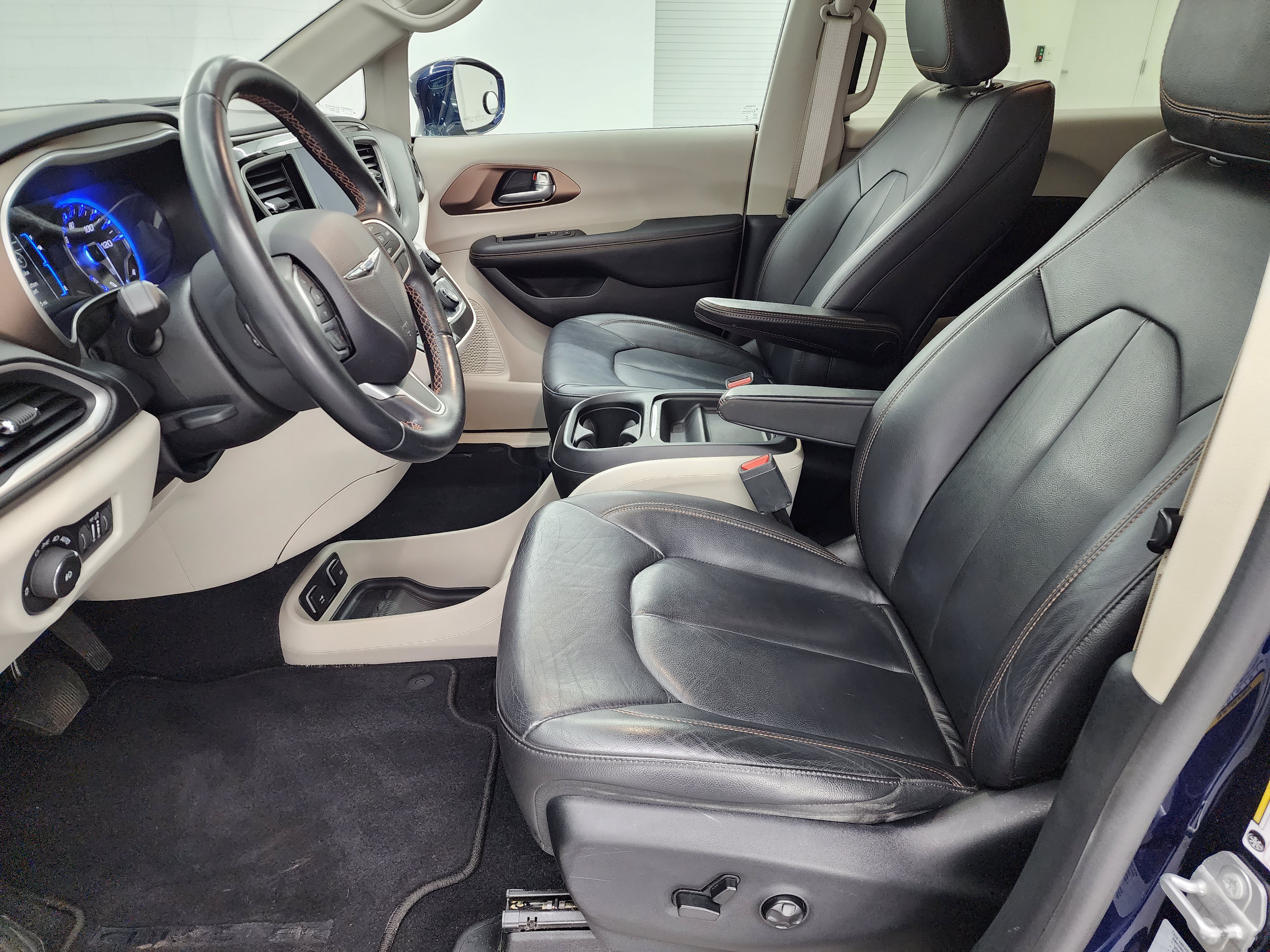 Used 2017 Chrysler Pacifica Touring-L FWD image 8
